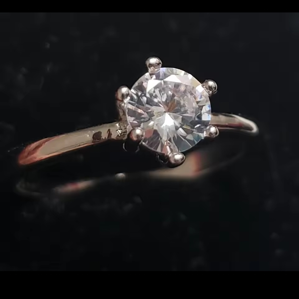 Elegant Sterling Silver Zircon Ring